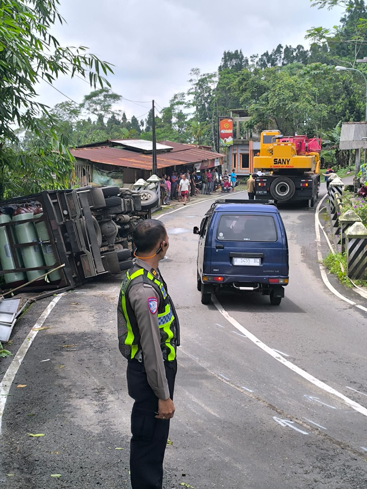 Truk Bermuatan Tabung Gas Terguling Akibat Rem Blong di Purbalingga