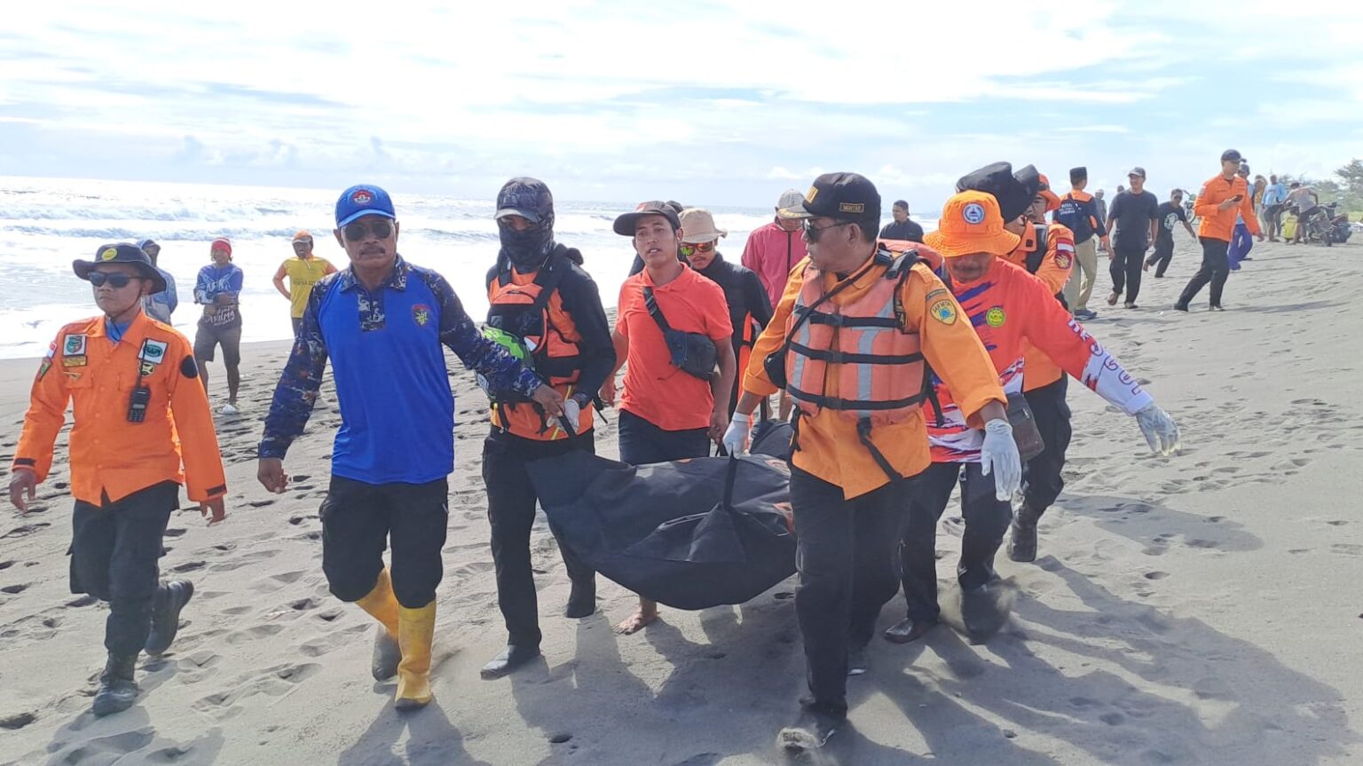 Tim SAR Berhasil Temukan Jenazah Hanif Aslam di Pantai Mirit Petikusan