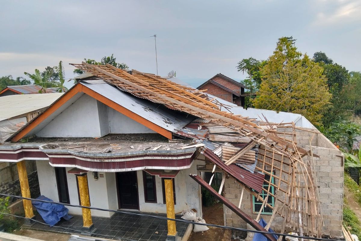 Angin Puting Beliung Terjang Dusun Bambusari, Wonosobo: Empat Rumah Rusak