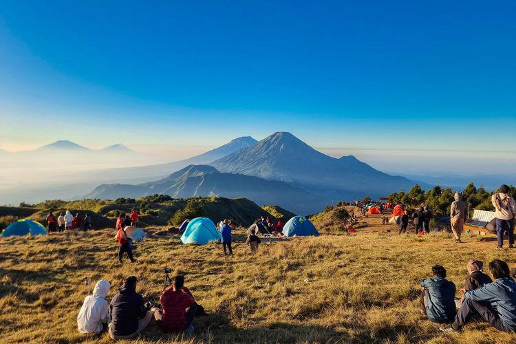 8 Gunung Ramah Anak di Indonesia untuk Wisata Mendaki Keluarga