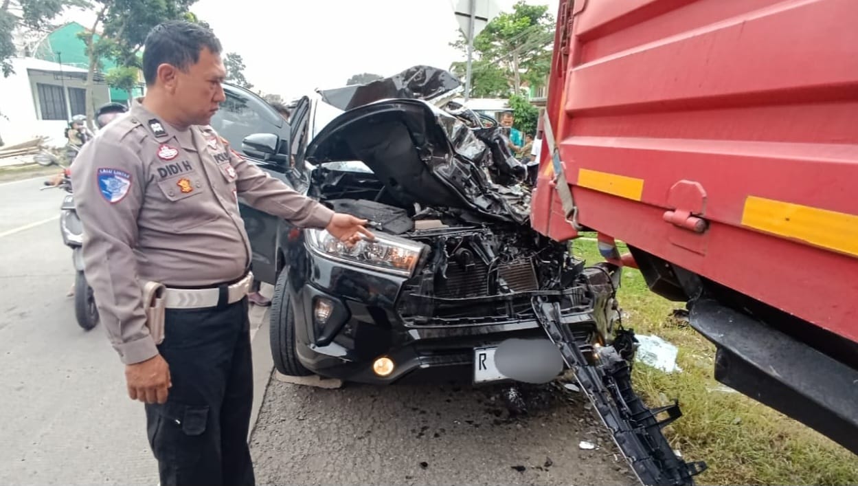 Kecelakaan di Cilacap: Innova Tabrak Truk Tronton, Satu Orang Meninggal Dunia