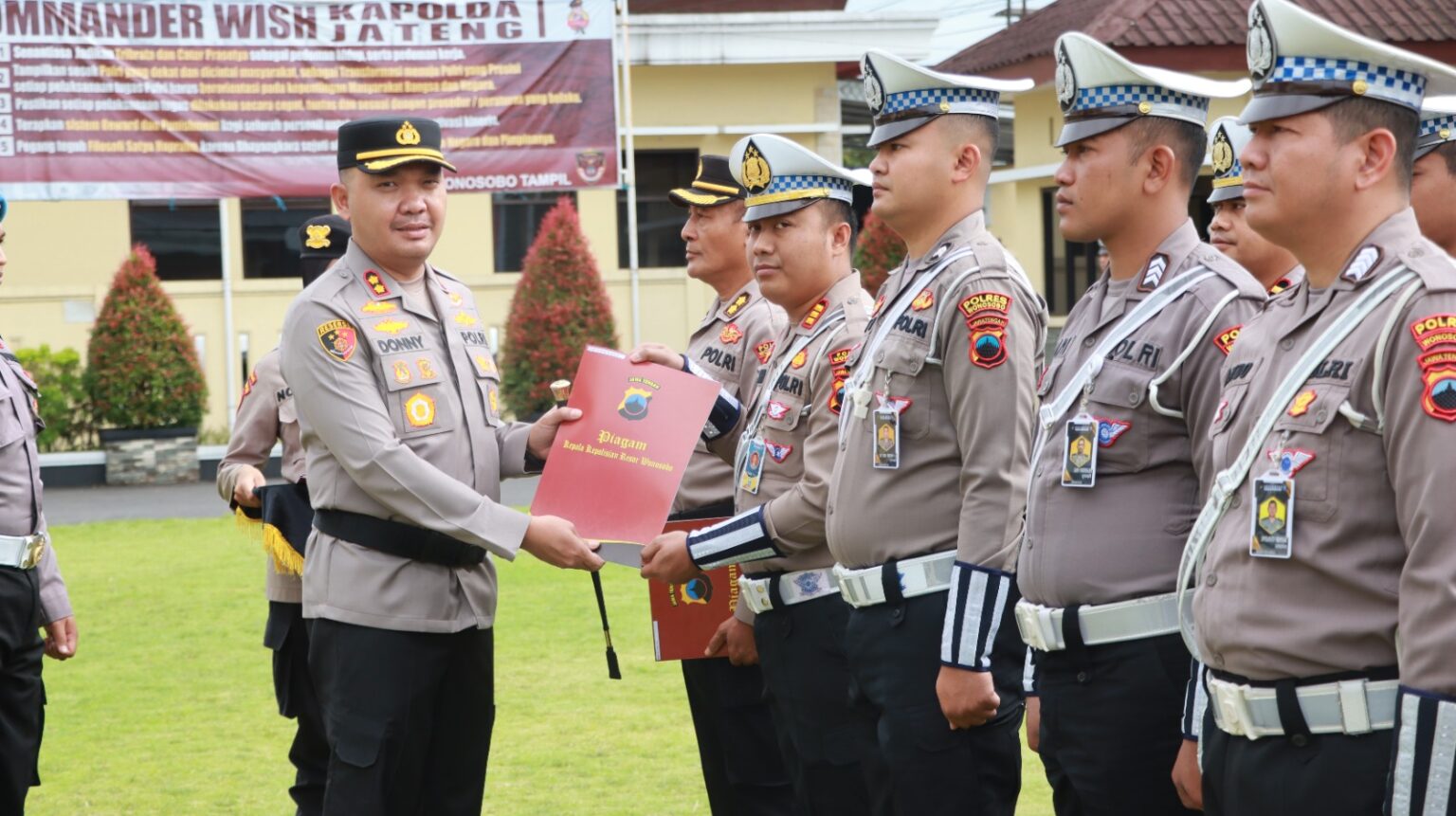 Kapolres Wonosobo Pimpin Upacara Kenaikan Pangkat dan Pemberian Penghargaan bagi Anggota Berprestasi