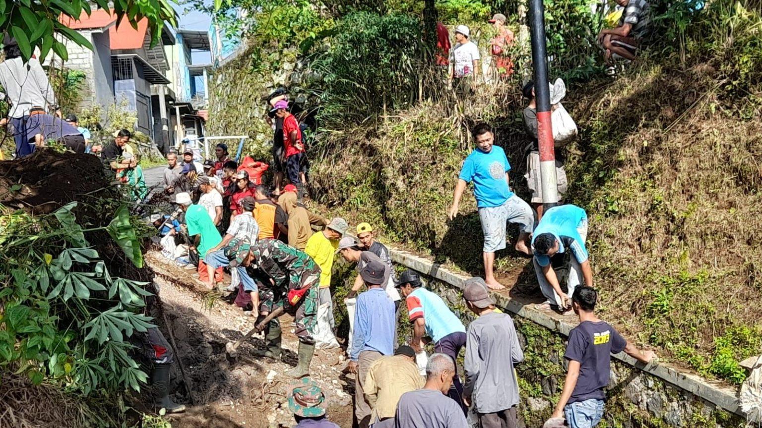 Koramil 01/Wonosobo dan Warga Bersihkan Material Longsor di Desa Wonolelo