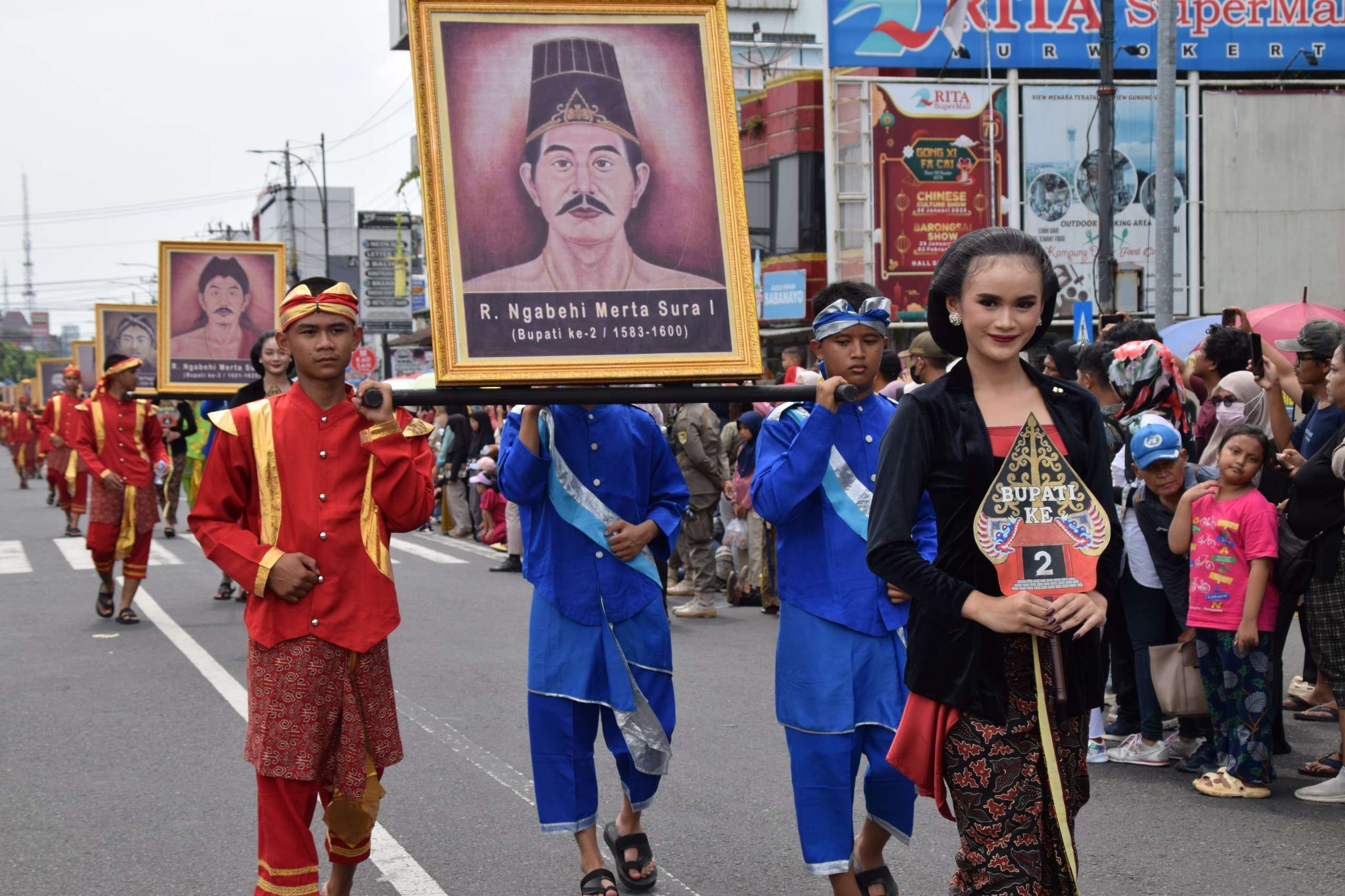 Kirab Pusaka Hari Jadi Banyumas ke-454 Meriah, Ribuan Warga Antusias Menyaksikan