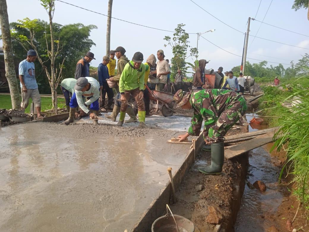 Prajurit TNI di Wonosobo Tetap Semangat Bangun Jalan Antar Dusun Meski Berpuasa