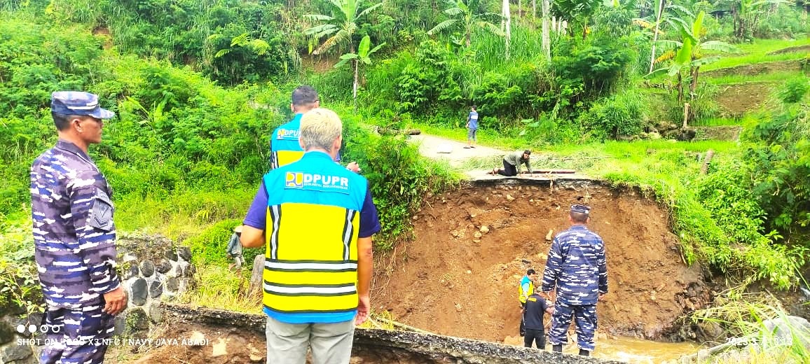 Jembatan Kalibombong Banjarnegara Ambruk Diterjang Banjir, Lanal Cilacap dan DPUPR Lakukan Survei Penanganan