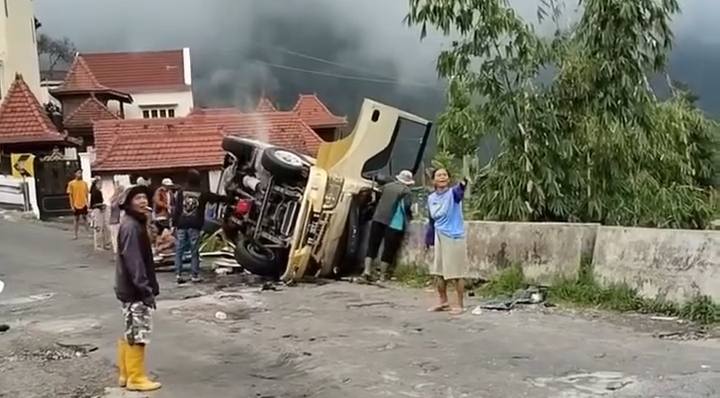 Kecelakaan Maut di Tawangmangu: Isuzu Elf Rombongan Wisata Alami Rem Blong, 5 Tewas dan 12 Luka-Luka