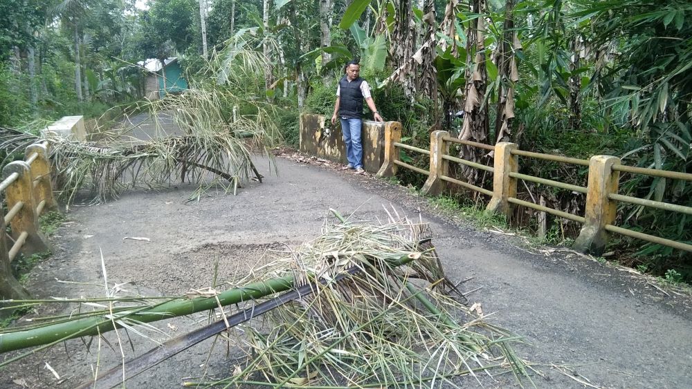 Jembatan Penghubung Cilapar–Kaligondang di Purbalingga Ambruk, Akses Warga Terputus Total