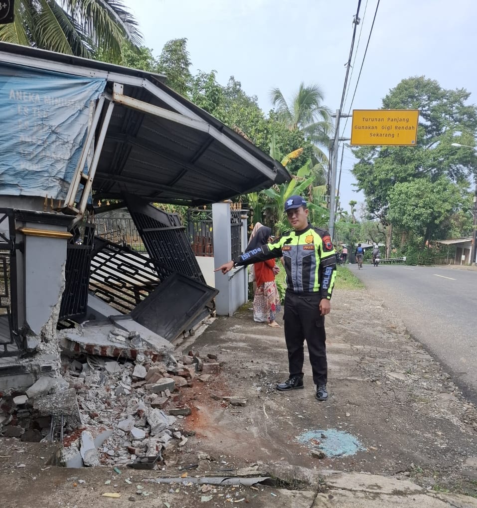 Truk Trailer Pertamina Tabrak Rumah dan Mobil di Kemranjen Banyumas, Diduga Akibat Jalan Licin