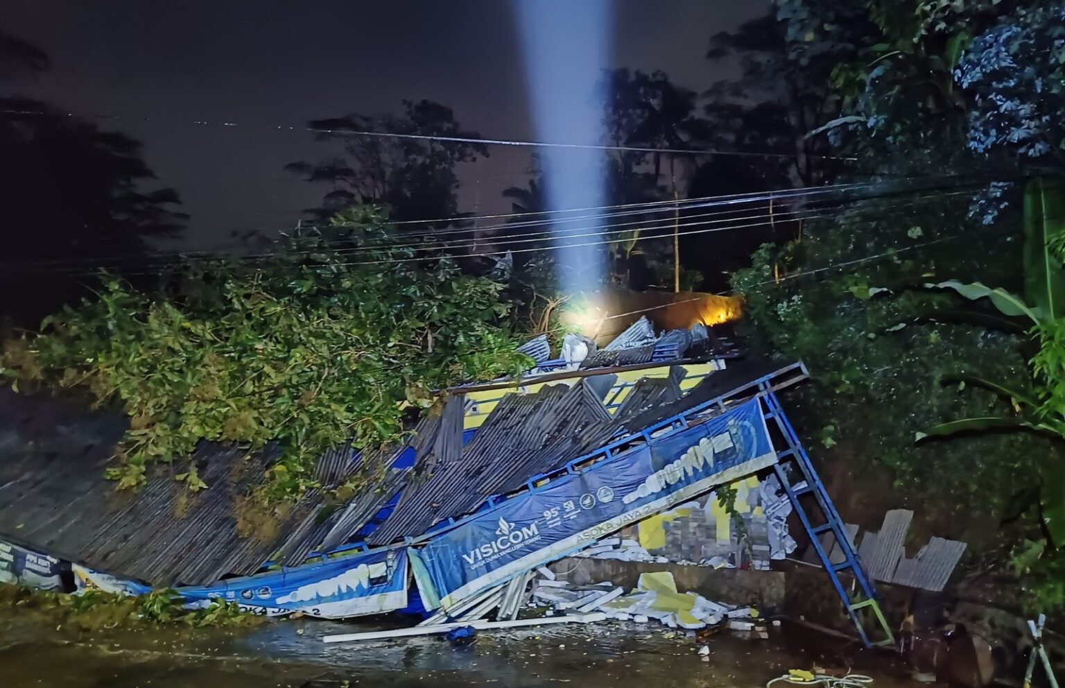 Tebing Setinggi 15 Meter Longsor di Leksono, Wonosobo: Toko Bangunan Roboh, Kerugian Capai Rp200 Juta