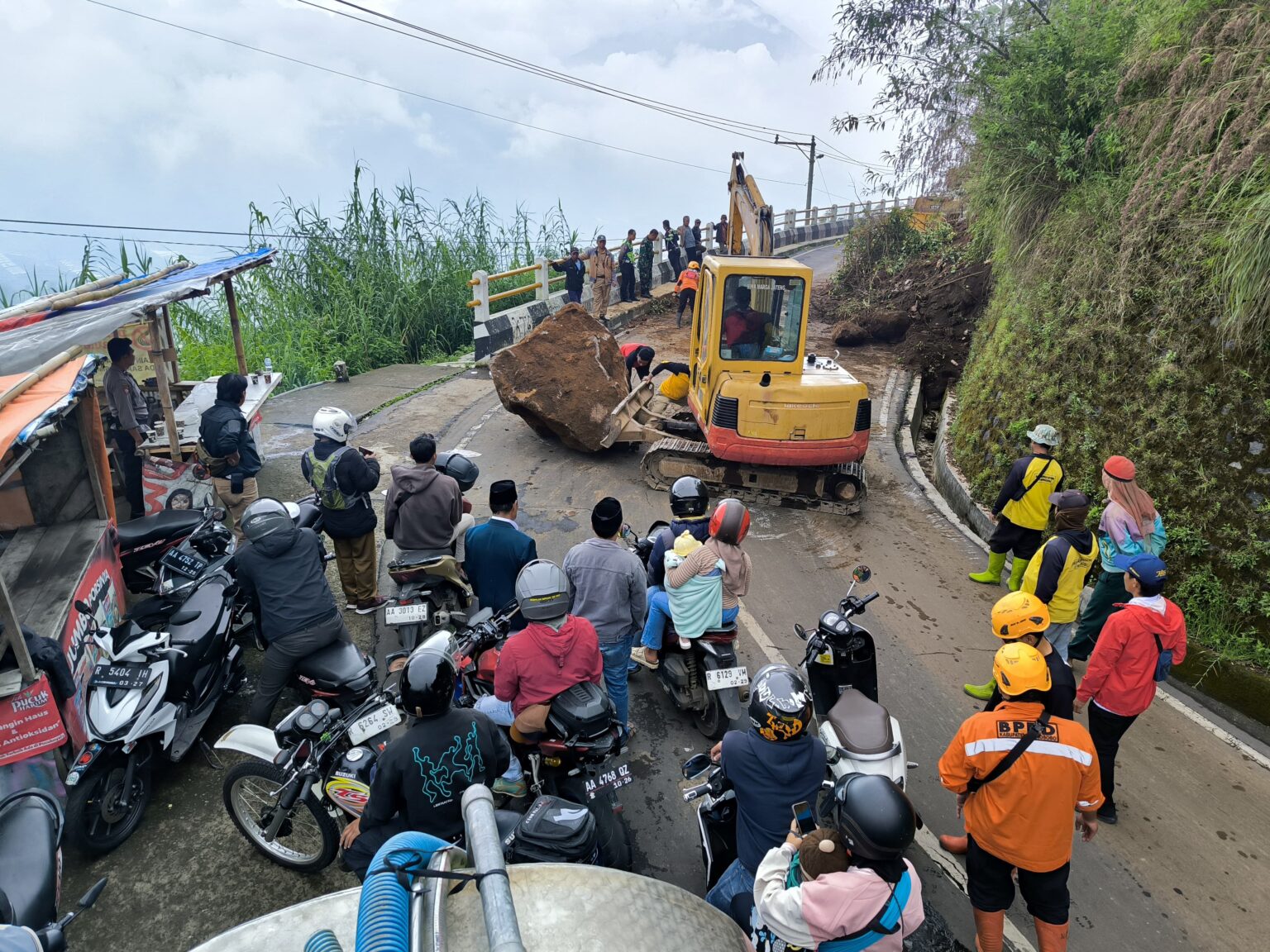 Tebing Longsor Tutup Jalan Wonosobo–Dieng, Akses Wisata Lumpuh Sementara