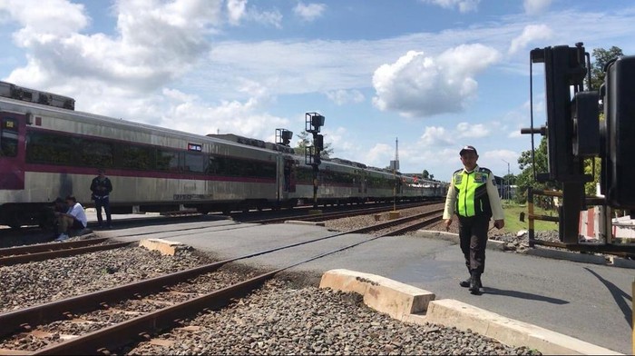 Kereta Api 89 Gaya Baru Malam Selatan Mogok di Jalur Perlintasan Wates, Kulon Progo