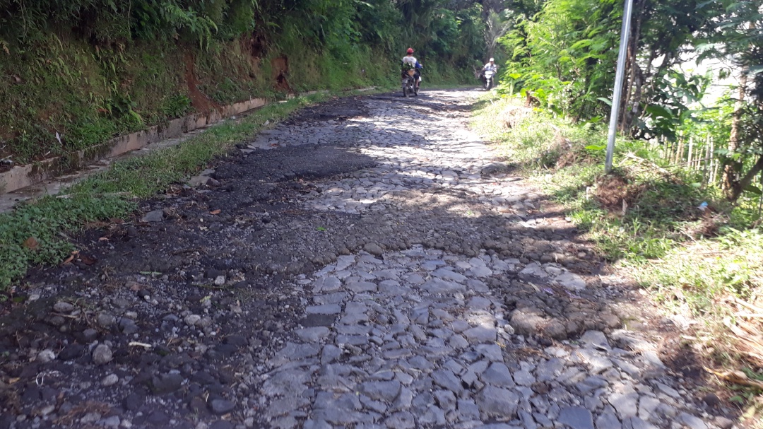 Kondisi Jalan Rusak di Desa Lumajang, Watumalang Menghambat Perekonomian Warga