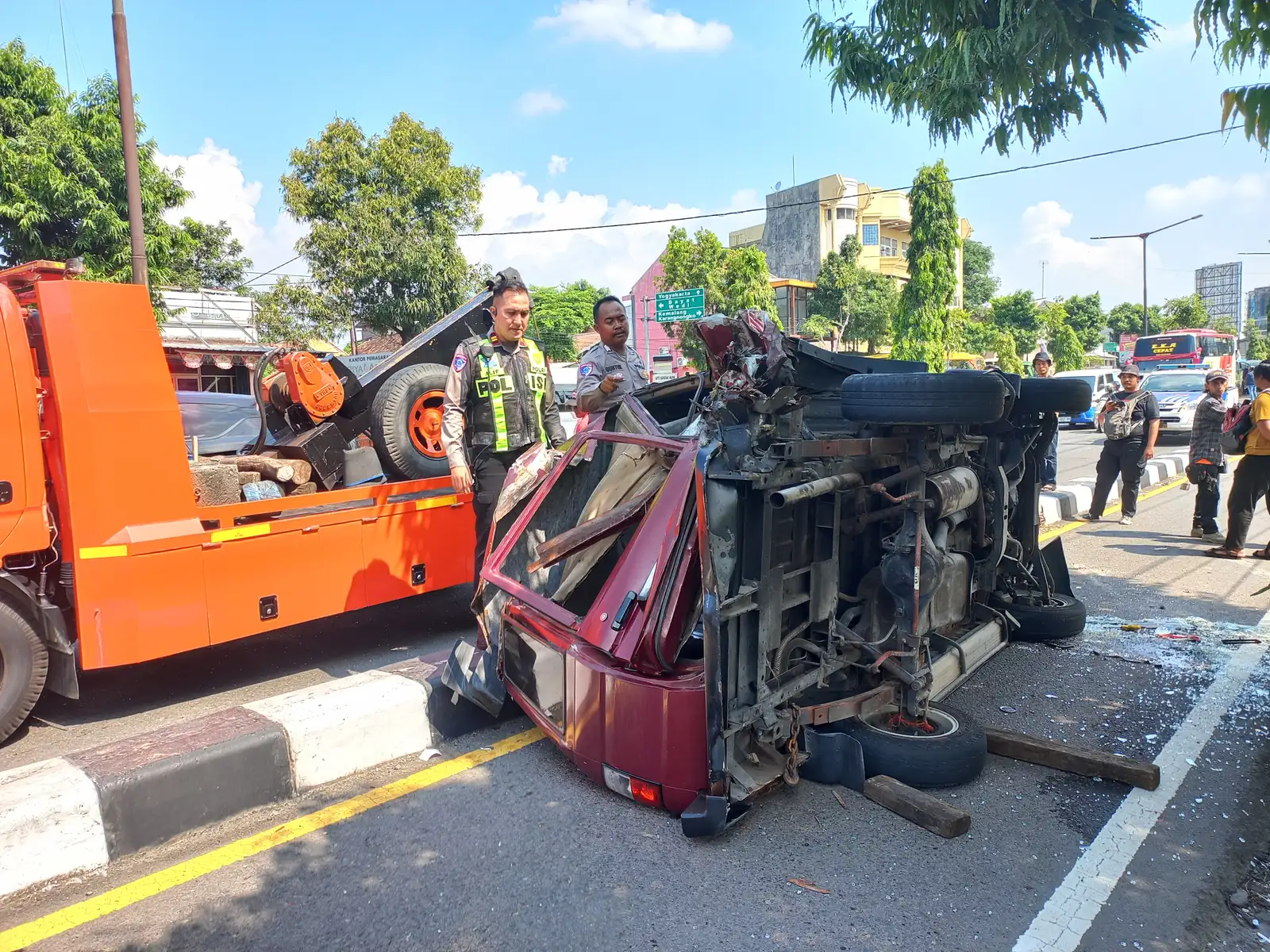 Mobil Terguling Usai Ditabrak Truk di Klaten, Satu Orang Dilarikan ke Rumah Sakit