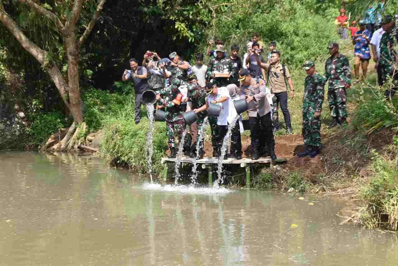 Penutupan TMMD Sengkuyung Tahap II, Kodim 0707/Wonosobo Tebar Benih Ikan di Sungai Ngelis
