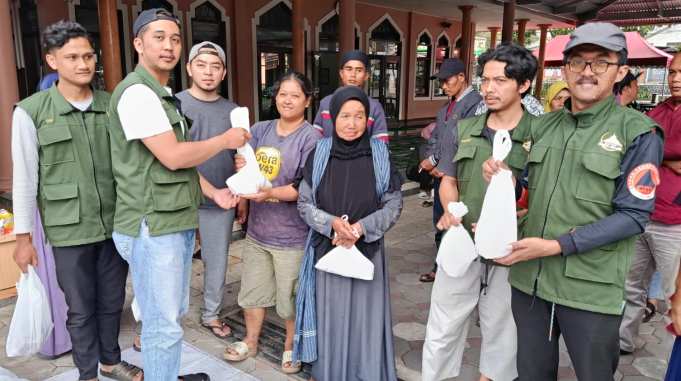 Masjid YAMP Nurul Falah Mendolo Bagikan Daging Qurban untuk Kaum Dhuafa dan Warga Sekitar