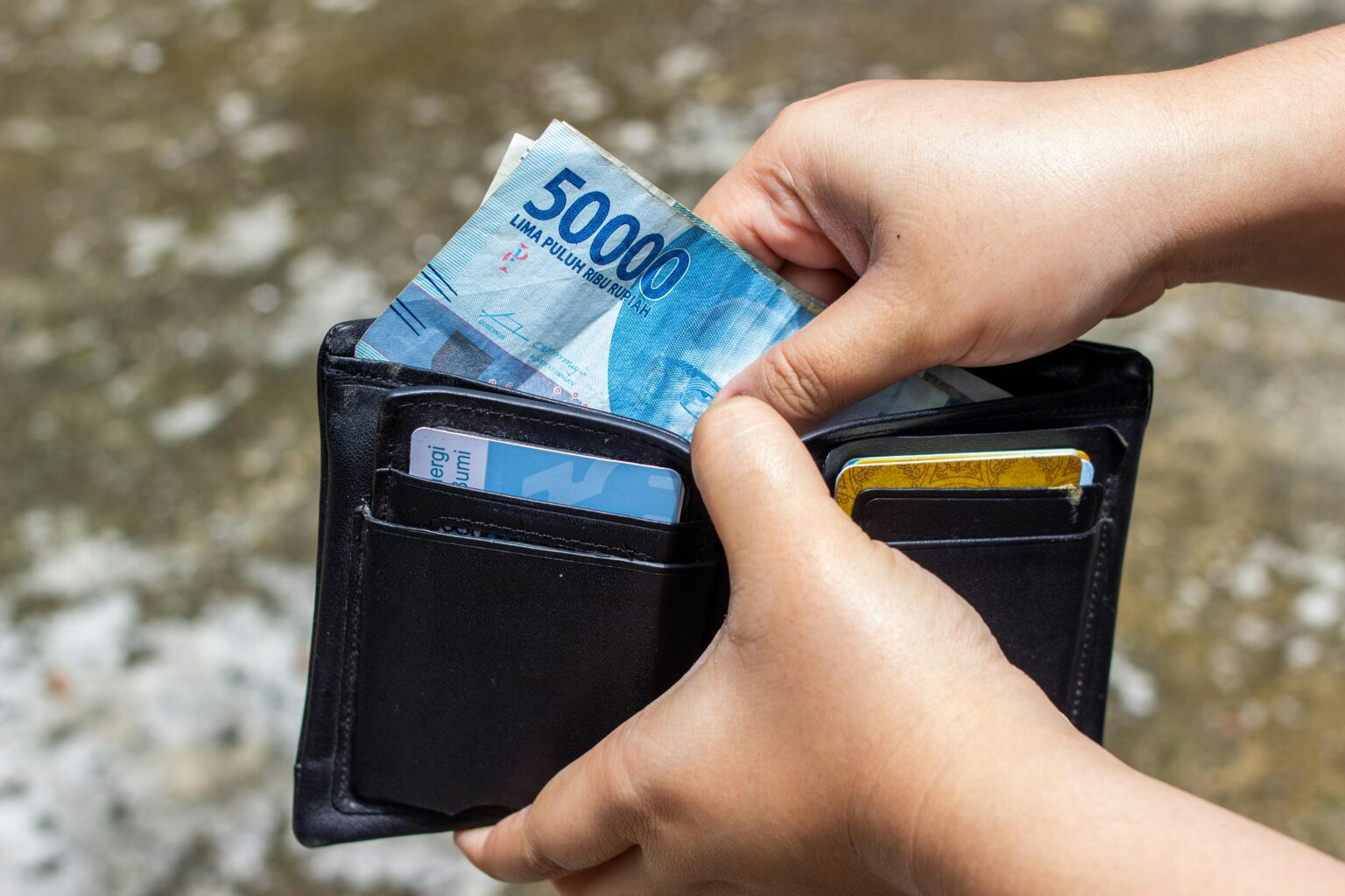 Bantuan Subsidi Upah (BSU) 2025: Cara Cek, Syarat, dan Kritik Pro Kontra