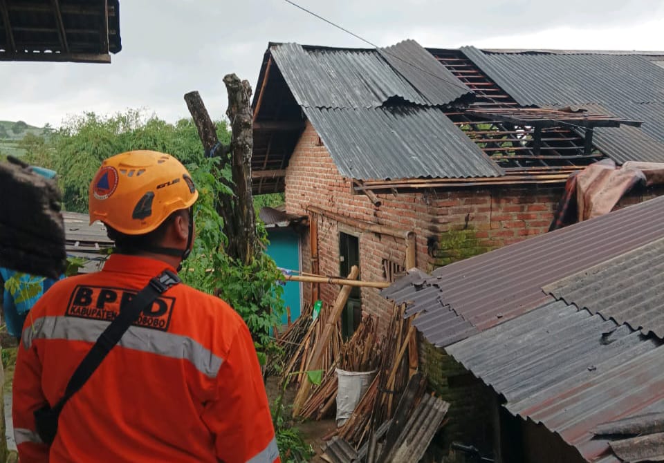 Angin Puting Beliung Terjang Kwadungan Wonosobo: Belasan Rumah dan Fasum Rusak Parah!