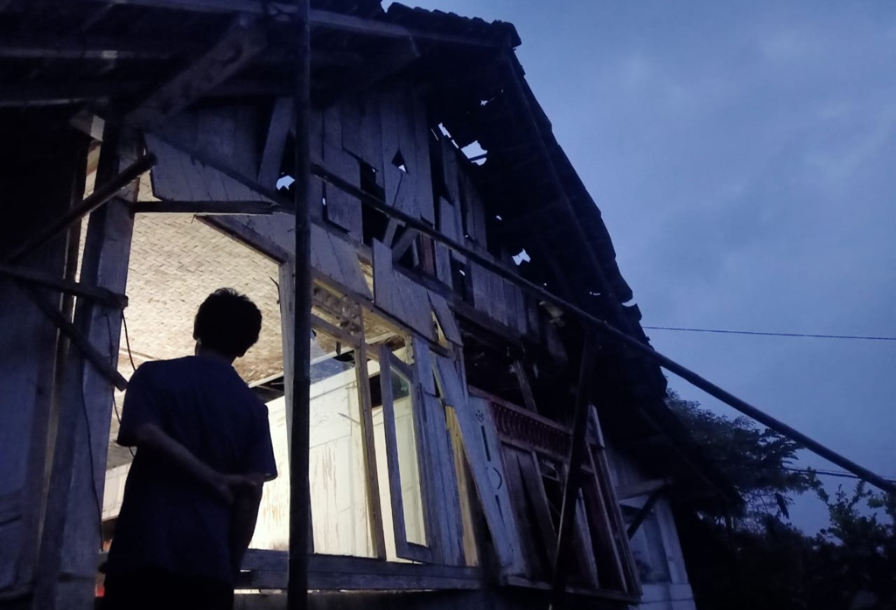 Rumah Warga Sapuran Wonosobo Tersambar Petir, BPBD Gerak Cepat Tangani Kerusakan