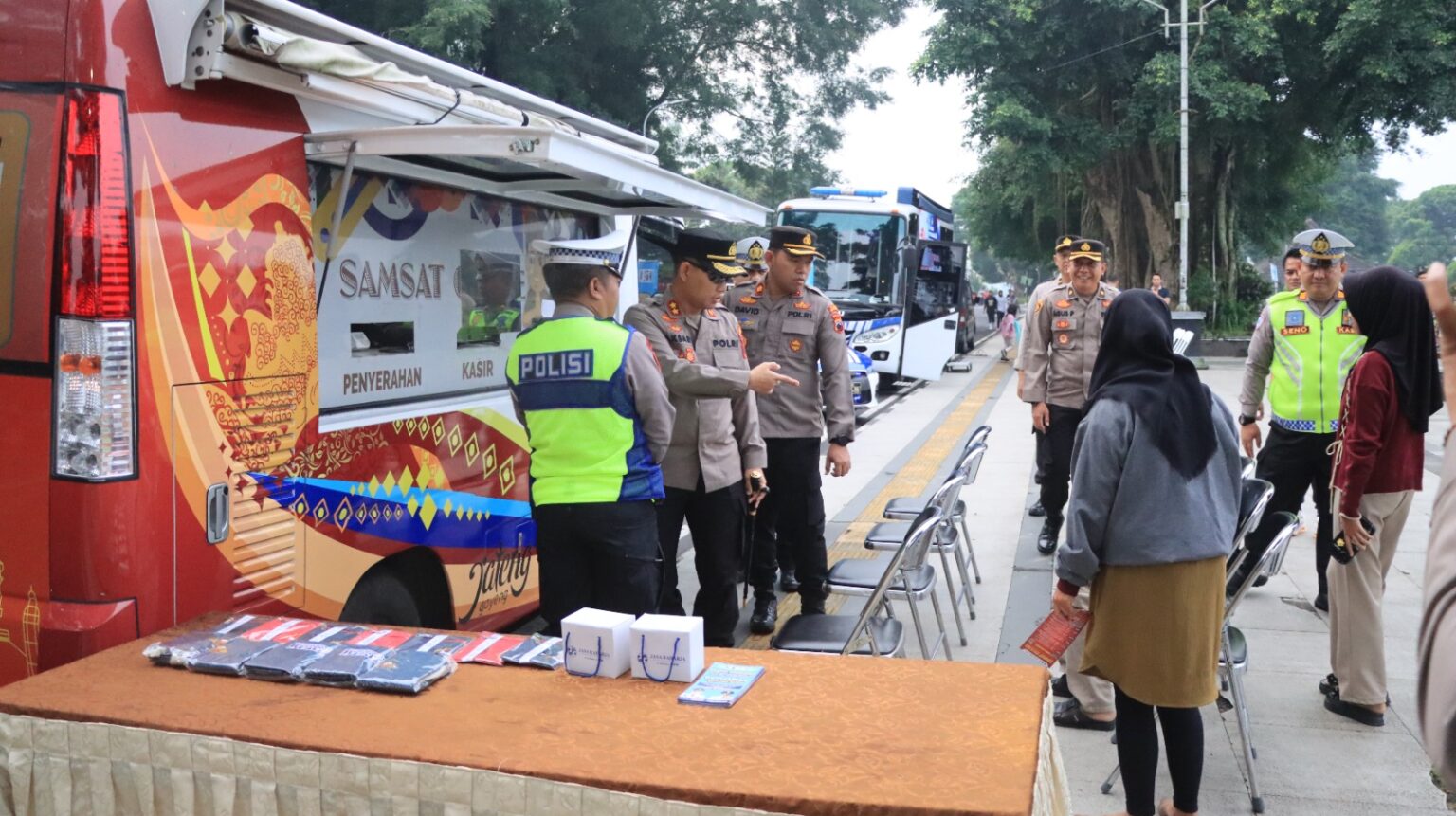 Polri Dekat dengan Rakyat: Polres Wonosobo Tebar Kebaikan di CFD Jelang Hari Bhayangkara ke-79