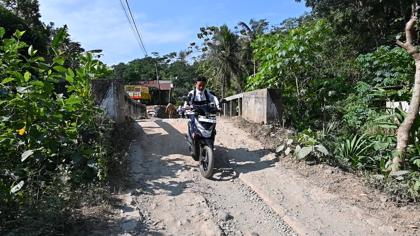 Jalan Rusak di Dusun Krinjing