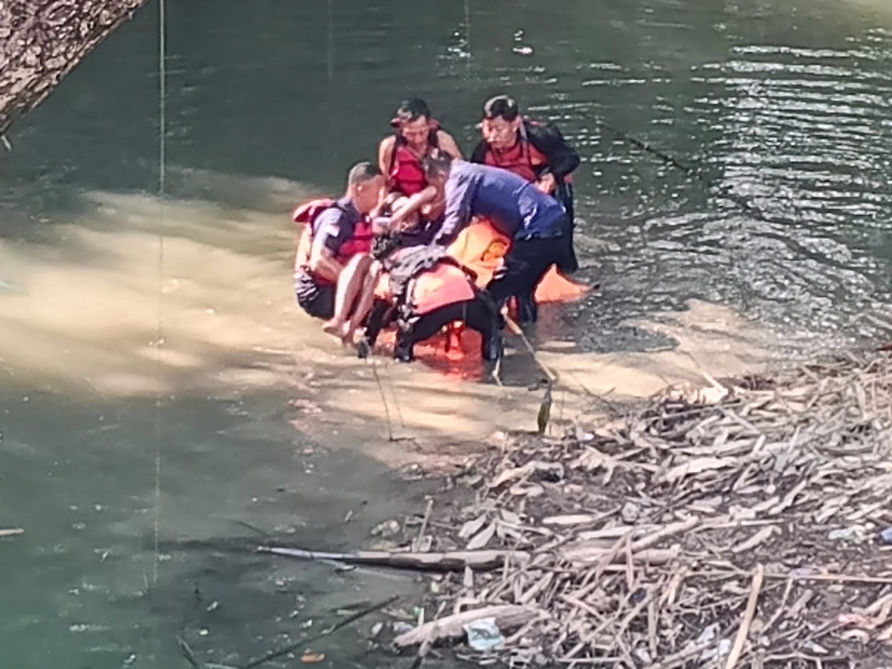 Pemancing di Sungai Gombong