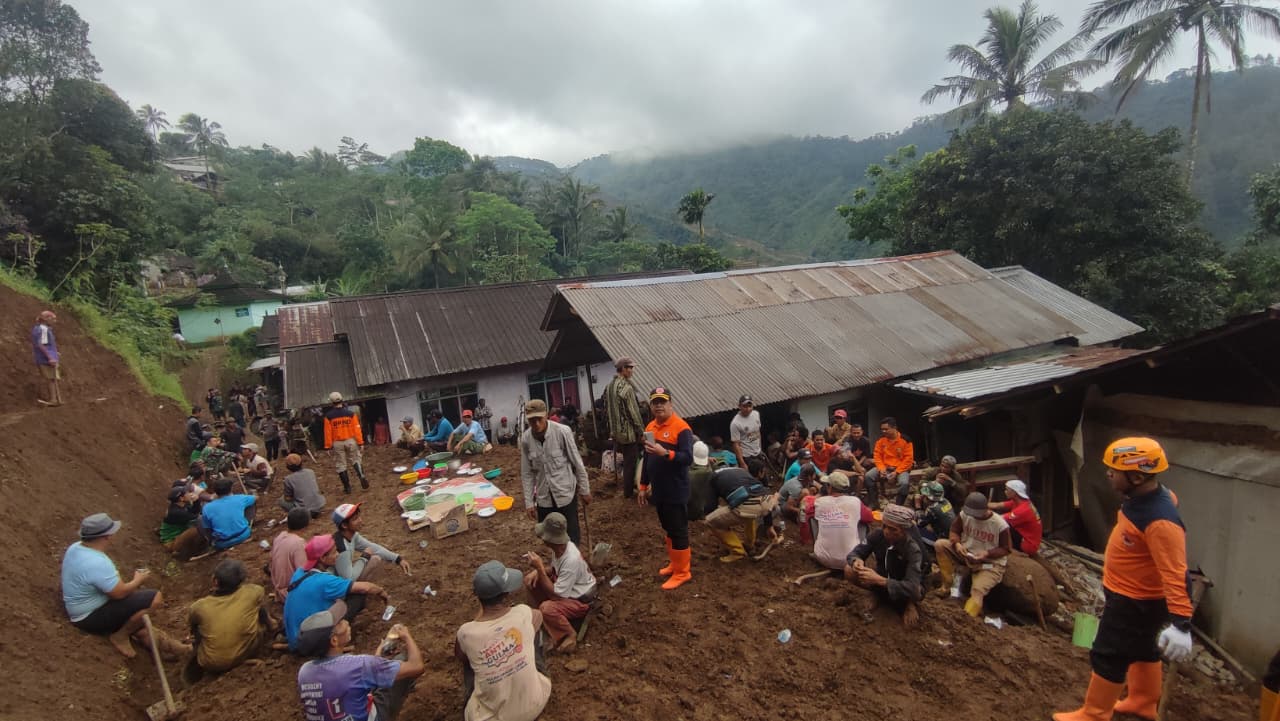 Hujan Deras Picu Longsor di Sirau