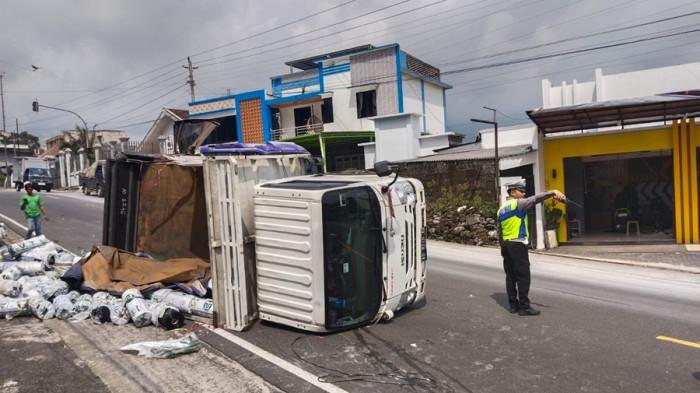 Truk Bermuatan Plastik Terguling di Jalur Parakan–Wonosobo, Diduga Akibat Rem Blong