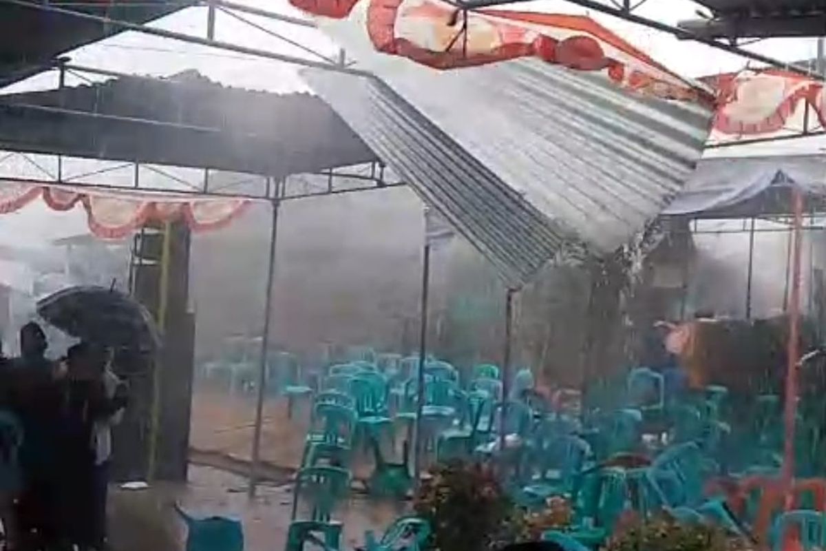 Tenda Pengajian Maulid Nabi di Desa Ropoh Ambruk Diterjang Angin, Dua Warga Luka Ringan