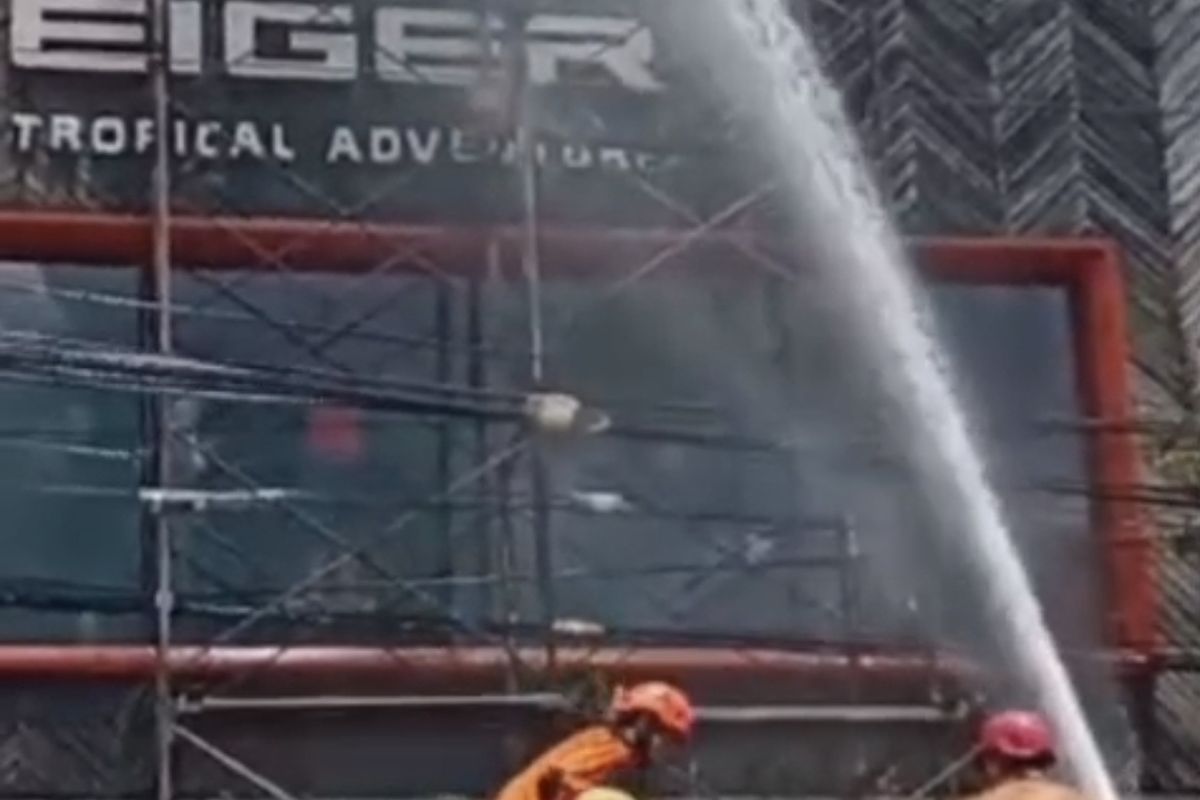 Eiger store terbakar