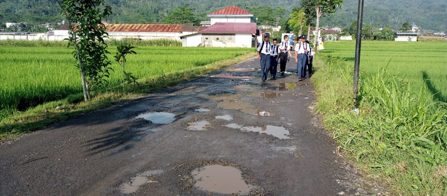 Pemkab Banjarnegara Siapkan Rp670 Juta untuk Perbaikan Jalan Rusak di Kalibening