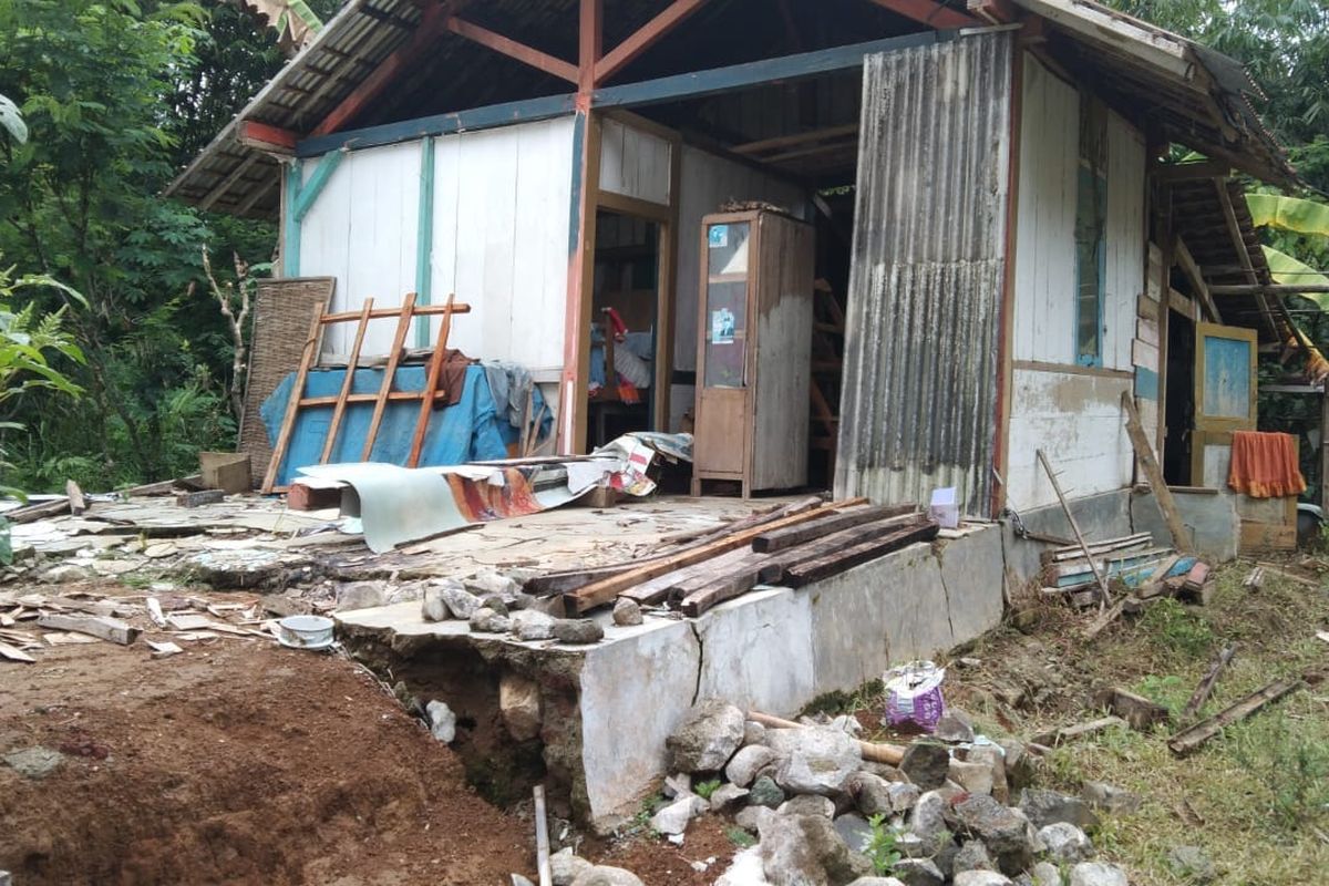 rumah di Desa Pucungkerep amblas