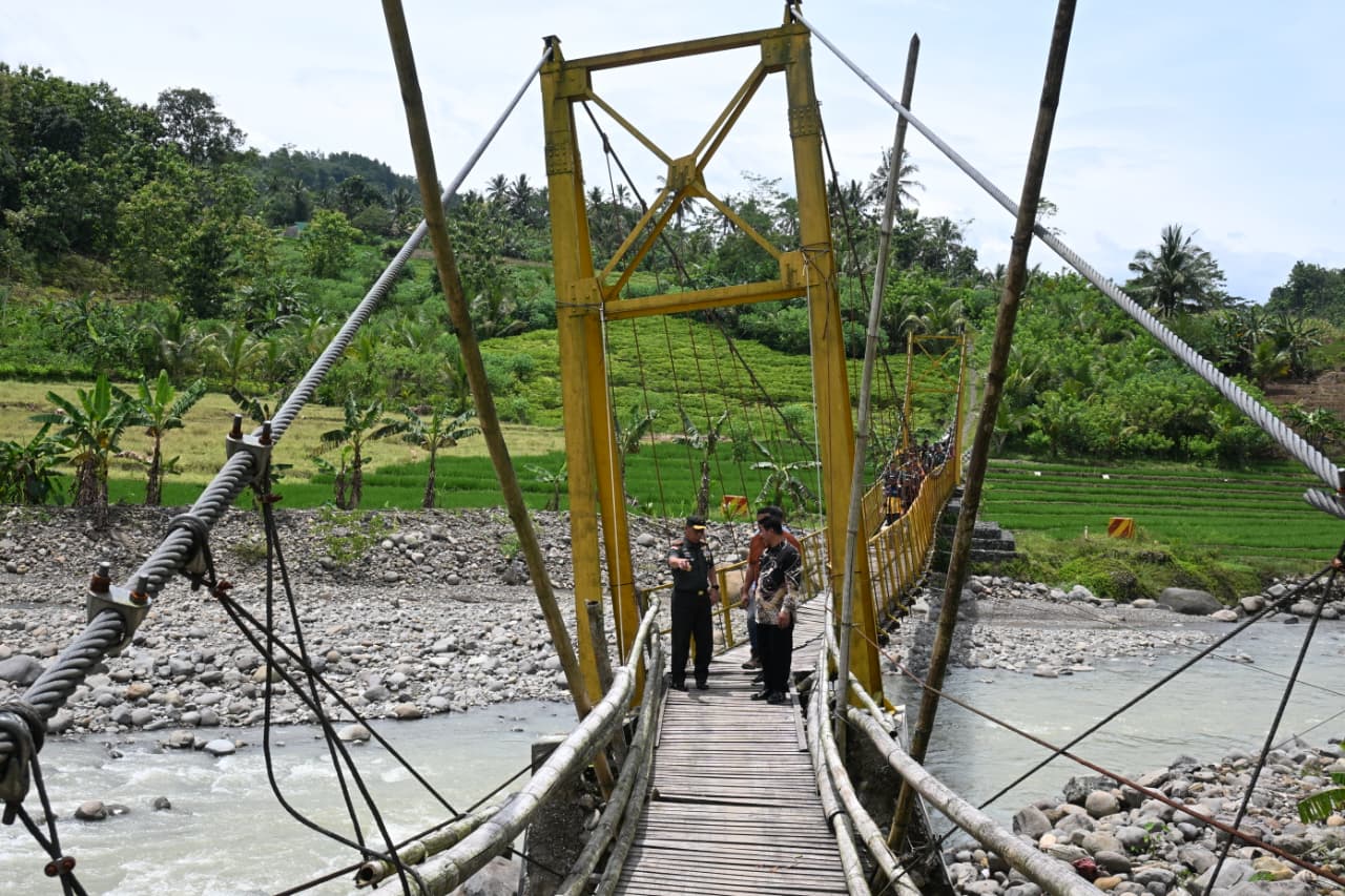 Danrem 072/Pamungkas jembatan gantung wadaslintang