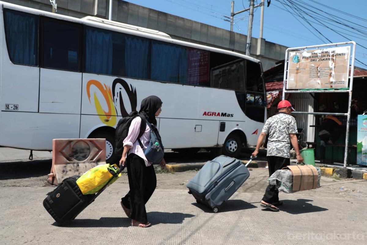 Arus Mudik di Terminal Lebak Bulus Mulai Menggeliat